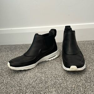 Nike Air Max Thea Mid in Black